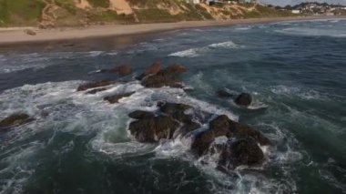 Kayalara çarpan dalgaların hava görüntüsü, Lincoln City, Oregon