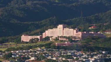 Oahu, Hawaii 2018 dolaylarında. Honolulu 'daki askeri hastanenin hava görüntüsü. Cineflex ve RED Epic-W Helyum ile çekilmiştir..