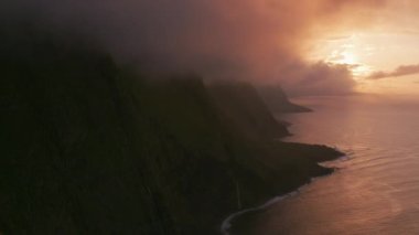 Molokai, Hawaii 2018 dolaylarında. Molokai sahil şeridinde günbatımının hava manzarası. Cineflex ve RED Epic-W Helyum ile çekilmiştir..