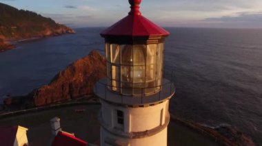 Gün batımında, Oregon 'da Heceta Head Deniz Feneri' nin hava görüntüsü.