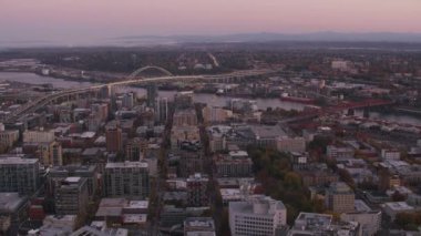 Portland, Oregon 2017 dolaylarında Kuzeybatı Portland 'ın havadan çekilmiş görüntüsü. Cineflex ve RED Epic-W Helyum ile çekilmiştir..