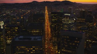 San Francisco, California - 2017 dolaylarında: Hava manzarası gün batımında Market Caddesi 'nde uçuyor