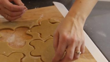 Kurabiye tepsisine zencefilli kurabiye koymak