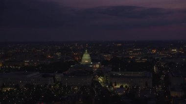 Washington, D.C. 2017 dolaylarında, Birleşik Devletler Kongre Binası 'nın şafak vakti havadan görünüşü. Cineflex ve RED Epic-W Helyum ile çekilmiştir..