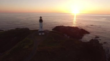 Yaquina Körfezi Deniz fenerinin Newport, Oregon 'daki hava manzarası.