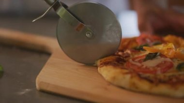 Pizzayı dilimliyorum.