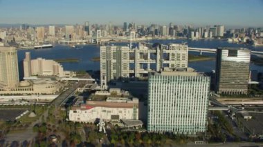 Tokyo, Japonya 2018 dolaylarında. Gökkuşağı Köprüsü ve Tokyo Kulesi ile Fuji TV binasının yanından uçuyor. Kırmızı kamerayla helikopterden çekilmiş..