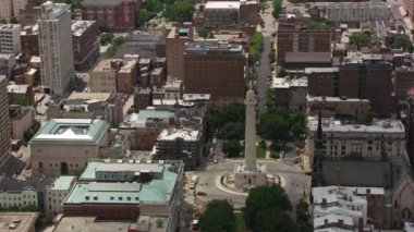 Baltimore, Maryland 2017 dolaylarında, Washington Anıtı Baltimore şehir merkezinde. Cineflex ve RED Epic-W Helyum ile çekilmiştir..