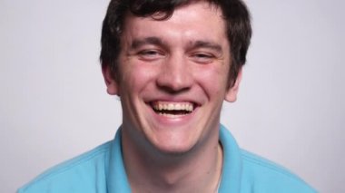 Beyaz arkaplanda insan portriatı