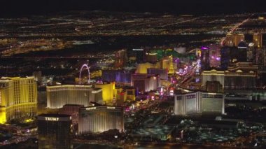 Las Vegas, Nevada. 2017 dolaylarında. Geceleri Las Vegas Bulvarı 'nın yüksek açılı hava manzarası. Cineflex ve RED Epic-W Helyum ile çekilmiştir..
