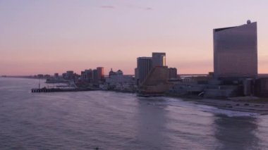 Atlantic City, New Jersey dolaylarında 2017, Atlantic City 'de güneşin batışını gösteren hava manzarası. Cineflex ve RED Epic-W Helyum ile çekilmiştir..