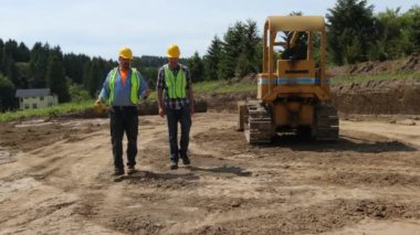 Yürüyüş ve iş sitede konuşmak inşaat işçileri
