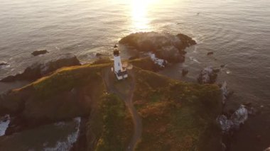 Yaquina Körfezi Deniz fenerinin Newport, Oregon 'daki hava manzarası.