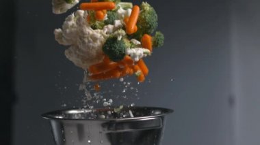 Çok yavaş çekimde kevgire dönüşen sebzeler, Fantom Flex 4K 'de çekildi.