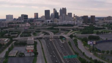 Atlanta, Georgia 2017 dolaylarında, Atlanta şehir merkezinin gündüz hava görüntüsü. Cineflex ve RED Epic-W Helyum ile çekilmiştir..