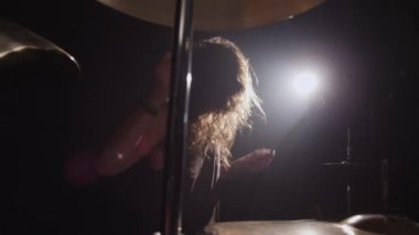 Heavy metal grubu davulcusu, ağır çekim