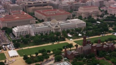 Washington, D.C. 2017 dolaylarında Smithsonian Şatosu ve Ulusal Doğal Tarih Müzesi 'nin havadan görünüşü. Cineflex ve RED Epic-W Helyum ile çekilmiştir..