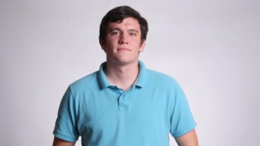 Beyaz arkaplanda insan portriatı