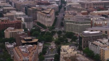 Washington, D.C. 2017 dolaylarında, Washington Circle 'ın havadan görünüşü ve George Washington heykeli. Cineflex ve RED Epic-W Helyum ile çekilmiştir..
