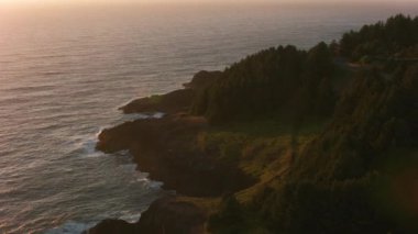 Oregon Sahili 2017 dolaylarında, kayalık Oregon Sahili 'nin günbatımında havadan çekilmiş görüntüsü. Cineflex ve RED Epic-W Helyum ile çekilmiştir..