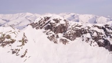 British Columbia, Kanada 2018 dolaylarında. Karla kaplı dağ sırasının havadan görünüşü. Helikopterden Cineflex gimbal ve RED Epic-W kamerasıyla çekildi..