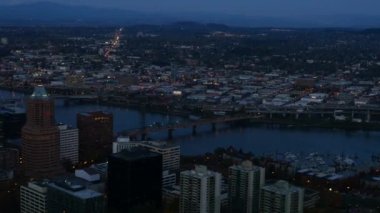 Portland Şehri, Oregon, ABD hava klibi alacakaranlıkta: 4K Ultra HD