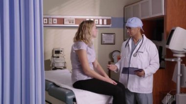 Doktor hasta soruları soruyor.