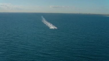 Miami Beach, Florida 'dan hızla geçen teknenin hava görüntüsü.
