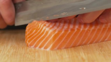 Suşi şefi somon balığı dilimliyor.