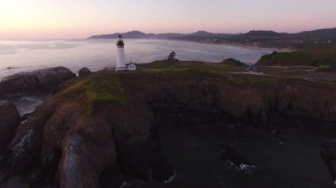 Yaquina Körfezi Deniz fenerinin Newport, Oregon 'daki hava manzarası.