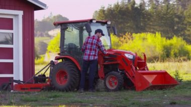 Çiftçi traktöre biner