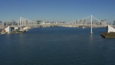 Tokyo, Japonya 2018 dolaylarında. Tokyo Körfezi 'nden Gökkuşağı Köprüsü' ne yaklaşıyoruz. Kırmızı kamerayla helikopterden çekilmiş..