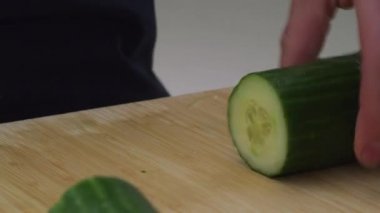 Suşi şefi salatalık kesiyor.