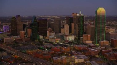 Dallas, Teksas - 2017 dolaylarında: Alacakaranlıkta Dallas, Teksas 'ın havadan görünüşü
