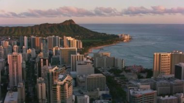 Honolulu, Oahu, Hawaii 2018 civarı. Gün batımında Waikiki ve Diamond Head 'in hava görüntüsü. Cineflex ve RED Epic-W Helyum ile çekilmiştir..