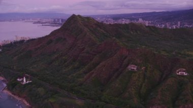 Honolulu, Oahu, Hawaii 2018 dolaylarında, Diamond Head ve Waikiki 'nin havadan görünüşü. Cineflex ve RED Epic-W Helyum ile çekilmiştir..
