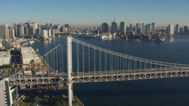 Tokyo, Japonya 2018 dolaylarında. Tokyo, Japonya 'daki Gökkuşağı Köprüsü' nün havadan görüntüsü. Kırmızı kamerayla helikopterden çekilmiş..