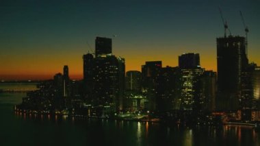 Miami, Florida şehir merkezinin hava gece görüşü