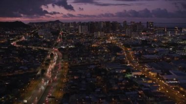 Honolulu, Oahu, Hawaii 2018 dolaylarında, alacakaranlıkta Honolulu ve Waikiki 'nin havadan görünüşü. Cineflex ve RED Epic-W Helyum ile çekilmiştir..