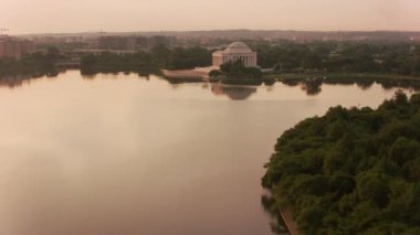 Washington, D.C. 2017 dolaylarında, Jefferson Memorial ve Tidal Basin üzerinde Gündoğumu. Cineflex ve RED Epic-W Helyum ile çekilmiştir..