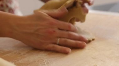 Kurabiye hamuru yuvarlamak için merdane kullanmak