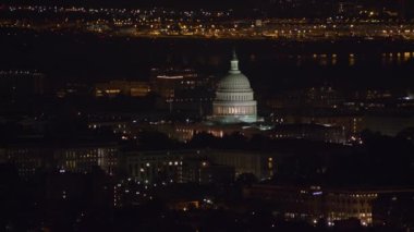 Washington, D.C. 2017 dolaylarında, gece Birleşik Devletler Kongre Binası 'nın havadan görünüşü. Cineflex ve RED Epic-W Helyum ile çekilmiştir..