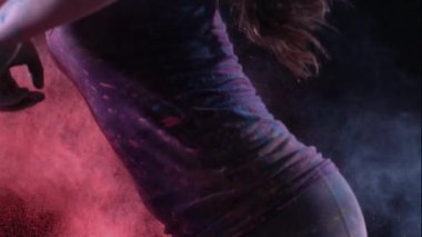 Renkli barut kız koşarken, ağır çekimde. Saniyede 1000 kare hızla Hayalet Kamera ile çekiliyor..