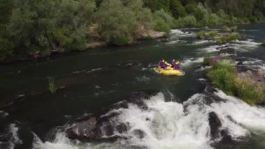 Rouge River, Oregon 'da rafting yapan insanların hava görüntüleri.