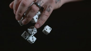 Ağır çekimde zar atan dövmeli el, Fantom Flex 4K 'de 1000 fps' lik atış.