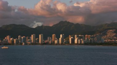 Honolulu, Oahu, Hawaii 2018 civarı. Akşam güneşinde Waikiki Sahili açıklarındaki teknelerin hava görüntüsü. Cineflex ve RED Epic-W Helyum ile çekilmiştir..