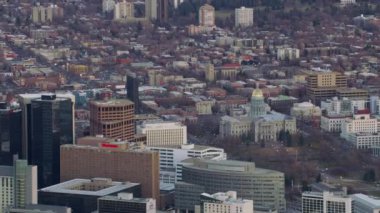 Denver, Colorado - 2017 dolaylarında şehir merkezindeki binaları ortaya çıkarmak için Colorado Eyalet Kongre Binası 'ndan çekildi.