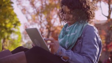 Dijital tablet kullanarak sonbaharda kampüste üniversite öğrencisi