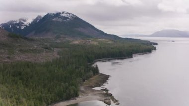 Alaska - yaklaşık 2018: Alaska kıyıları boyunca körfez ve adaların üzerinde uçmak. Helikopterden Cineflex gimbal ve RED Epic-W kamerasıyla çekildi..