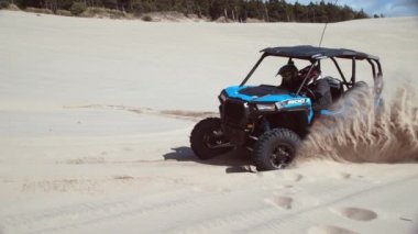 ATV 'nin Oregon' daki kum tepelerinde sürüşünün süper yavaş çekimi, Phantom Flex 4K ile çekildi.